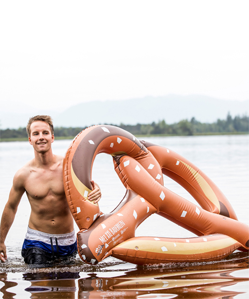 XXL inflatable pretzel: Swim On Your Favorite Snack